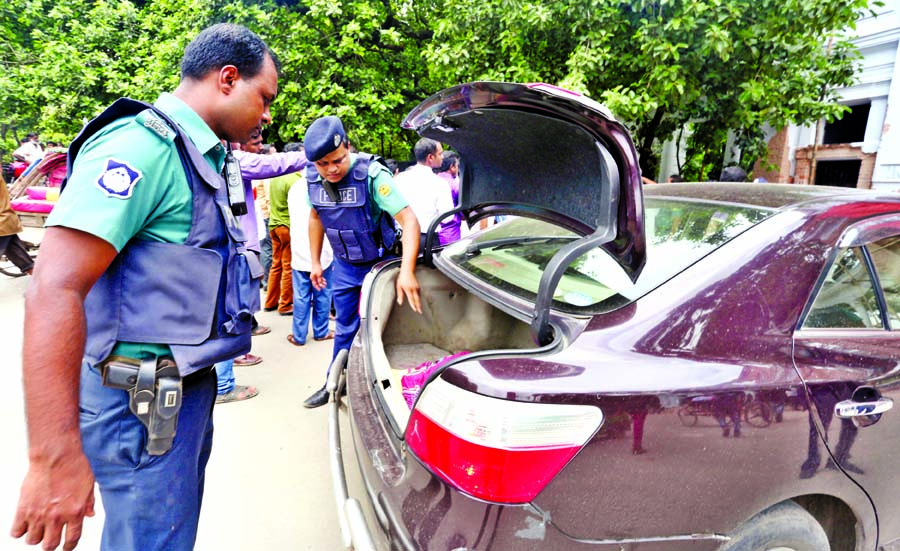 Law enforcers checking vehicles as part of security measures centering the verdict of appeal of BNP Senior Vice-President Tarique Rahman's money laundering case. The snap was taken from in front of the High Court on Thursday.