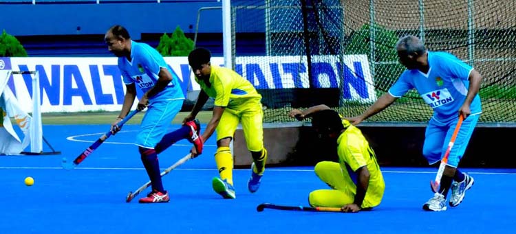 An action from the match of the Walton Second Mirza Farid Memorial Umpires Hockey Tournament at the Moulana Bhashani National Hockey Stadium on Thursday.