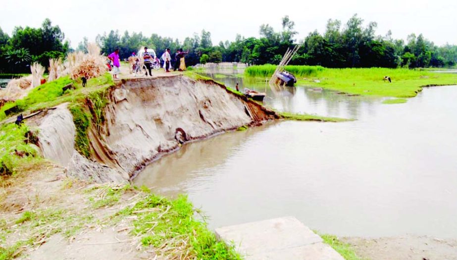 BOGRA: Spar which was built to save flood control dam of Jamuna River at Dhunut Upazila in the district has collapsed due to heavy pressure of water on Thursday.