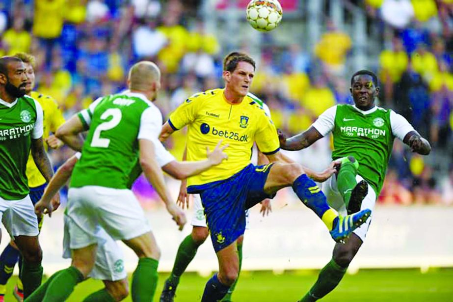 Benedikt Rocker (centre) of Brondby of Denmark and David Gray (right) of Hibernian of Scotland in action during their Europe League second qualifying round, second leg soccer match in Brondby, Denmark on Thursday.