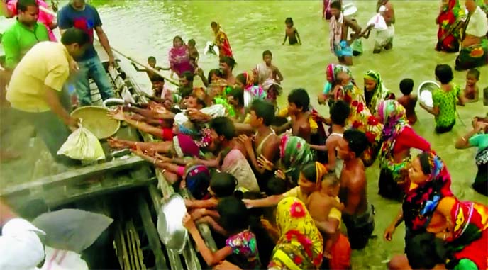 Rush for food and drinking water by marooned victims of Kurigram.