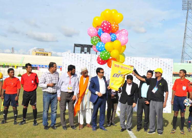 Senior Vice-President of Bangladesh Football Federation (BFF) and Chairman of the Professional Football League Committee of BFF Abdus Salam Murshedy inaugurating the JB Group BPL Football by releasing the balloons at the MA Aziz Stadium in Chittagong on S