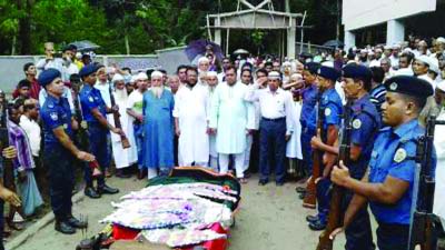 BETAGI(Barguna): The Namaj-e-Janaza of eminent freedom fighter Prof Alhaj M Abul Hossain Sikder , former acting Vice Chancellor of Atish Dipankar University and Pro-VC of Prime University was held at Mokamia Darbar Sharif at Betagi on Friday.