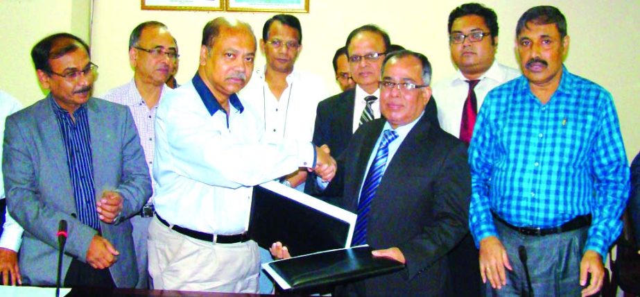 Nazimuddin Chowdhury, Chairman of Titas Gas Transmission and Distribution Company Ltd and AZM Saleh, Deputy Managing Director of NCC Bank Ltd, exchanging documents for bill collection in the city recently.