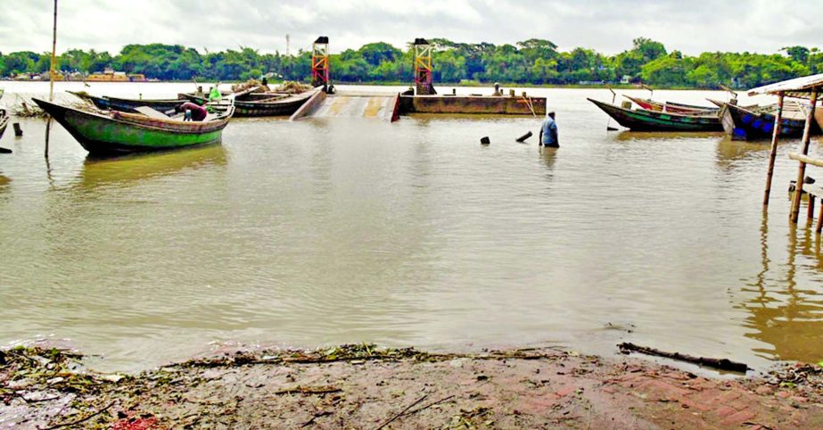 The gangways at Narail's Modhumoti River were submerged at Kalnaghat Point due to onrush of hilly waters paralysing vehicular movement. This photo was taken on Monday.