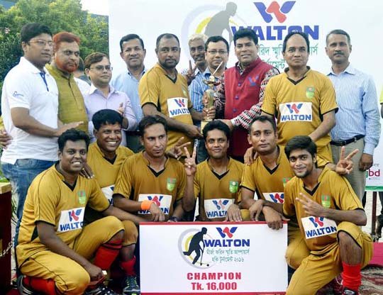 Members of Nanna Da Hockey Five, the champions of the Walton Second Umpires Hockey Tournament with the guests and officials of Bangladesh Hockey Federation pose for photograph at the Moulana Bhashani National Hockey Stadium on Wednesday.