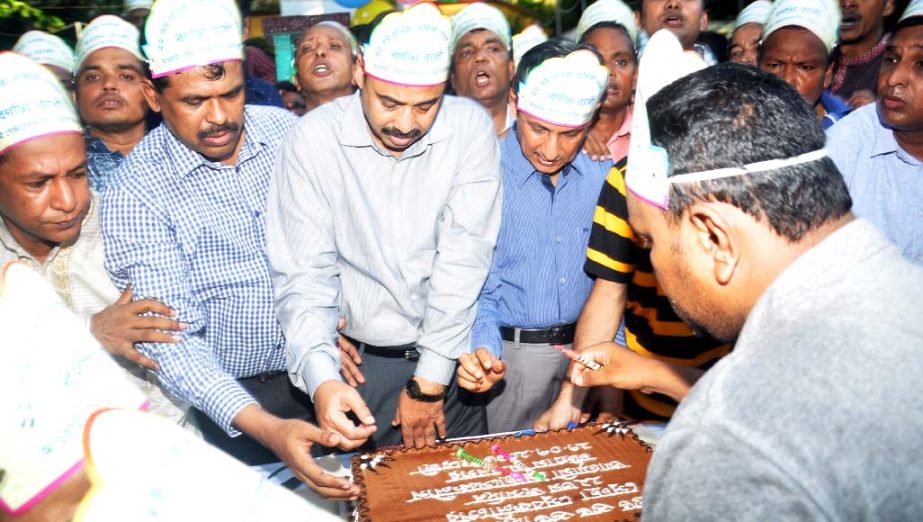 CCC Mayor A J M Nasir Uddin cutting cake on the occasion of the founding anniversary of Swechchhasebak League on Wednesday.