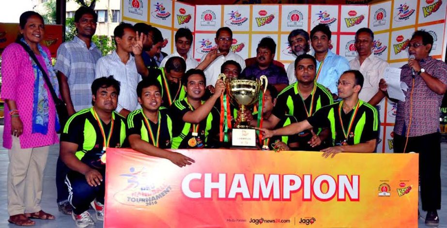 Members of GTV, the champions of the Pran Krako-DRU Handball Competition with the chief guest Minister for Information Hasanul Haq Inu and the officials of Dhaka Reporters Unity (DRU) and the officials of Bangladesh Handball Federation pose for a photo se