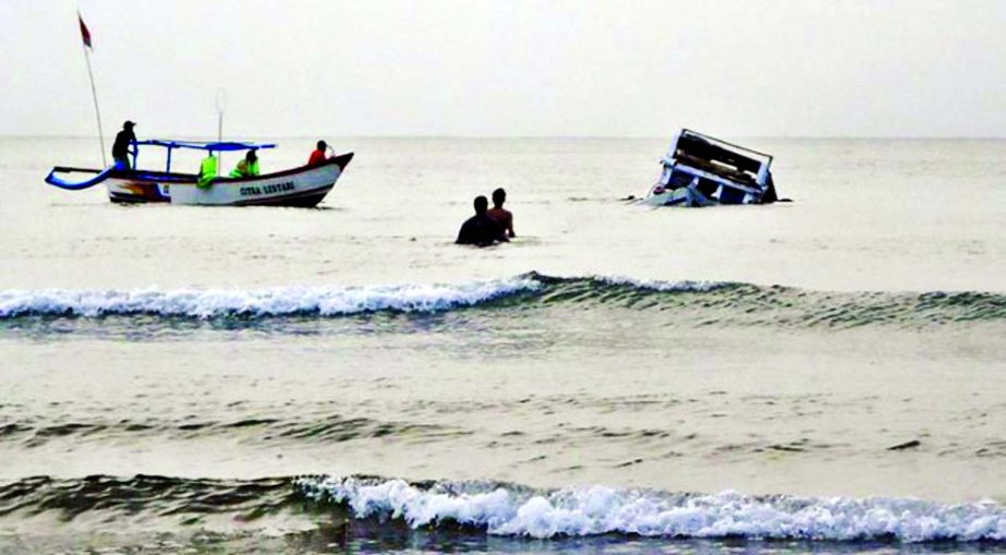 Two Bangladeshis and five Indian nationals were killed while a cow-laden boat sank in Padma's heavy current near Charghat border in Rajshahi on Monday.
