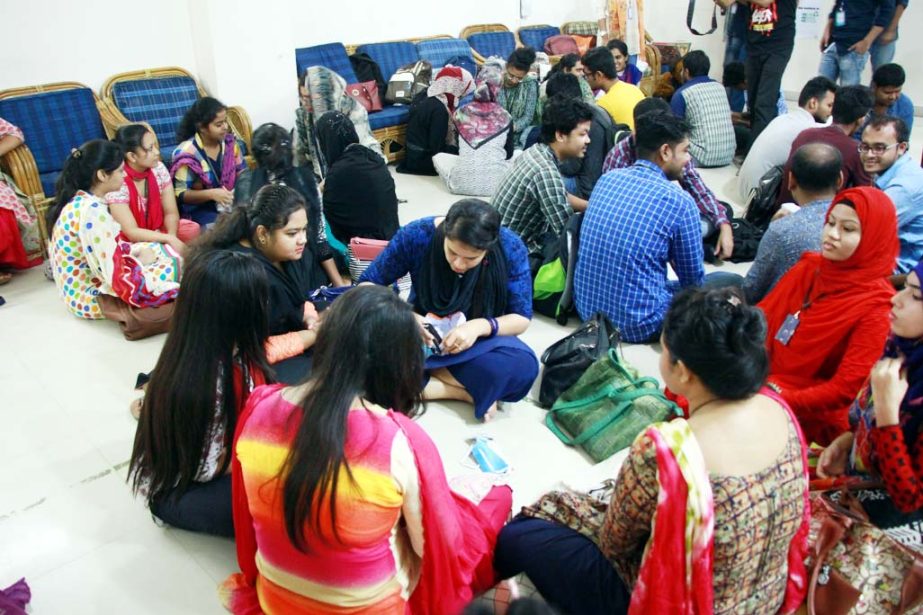 Students are seen at a workshop 'Using PVC banners to make bags' organized by Greening ULAB-CSD recently.