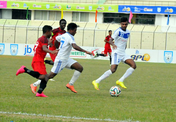 A scene from the match of the JB Group BPL Football between Arambagh Krira Sangha and Uttar Baridhara Club at the MA Aziz Stadium in Chittagong on Wednesday.