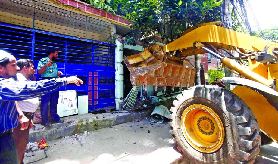 Rajuk authority evicting unauthorised installations in city's Dhanmondi Residential Area on Wednesday.