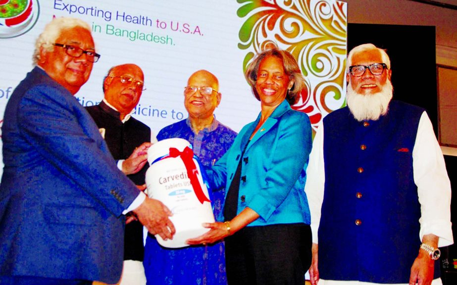 Finance Minister Abul Maal Abdul Muhith, Health Minister Mohammad Nasim, US Ambassador to Bangladesh Marcia Stephens Bloom Bernicat pose at the inaugural programme of medicine export to USA on Thursday at a city hotel. Vice Chairman of Beximco Group, Salm