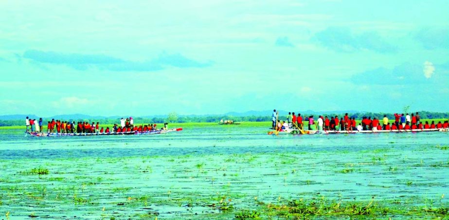 MOULVIBAZAR: A traditional boat race was held at Kouya Dighi Haor recently.