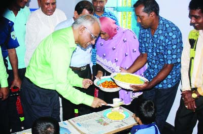 THAKURGAON: Humayun Khalid, Secretary, Primary and Mass Education Ministry inaugurating 'Mid Day Meal' programme at Kastor Govt Primary School on Saturday. Among others, Mukesh Chandra Biswas, DC, Emdadul Huq MP, Haresh Uddin, Zilla Primary Education