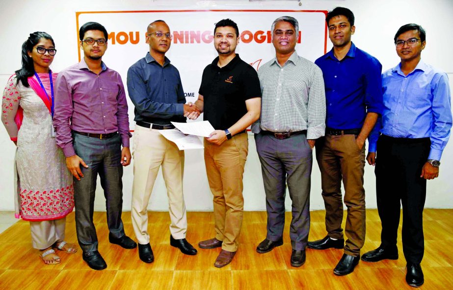 Kazi Arif Zaman, Sales Director of Reckitt Benckiser Bangladesh and Zeeshan Kingshuk Huq, CEO and Co-founder of Sindabad.com, exchanging documents at a signing ceremony at Gulshan in the city on Monday High officials of both parties were present the event