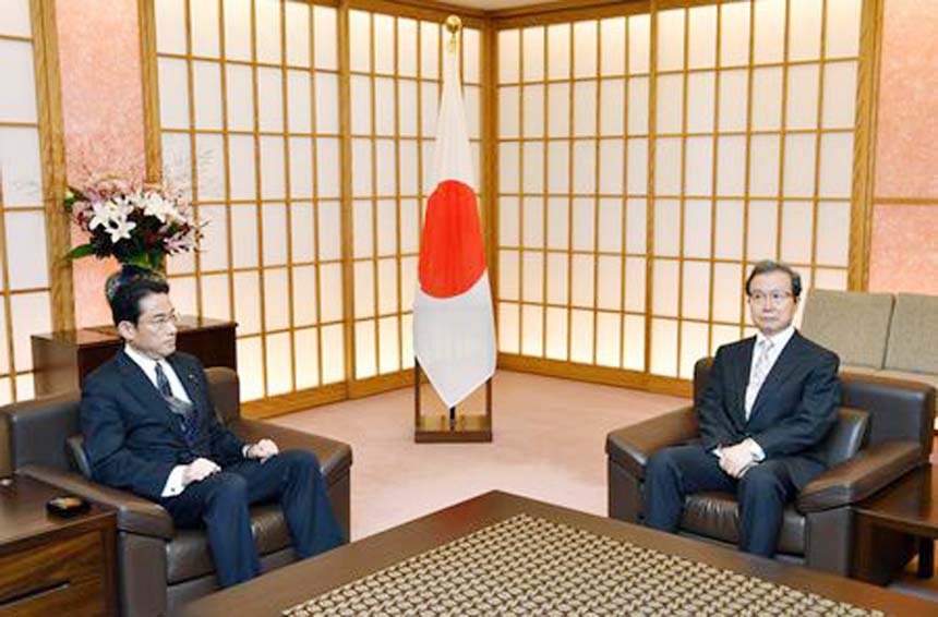 Japanese Foreign Minister Fumio Kishida (L) meets Chinese ambassador to Japan Cheng Yonghua in Tokyo, Japan on Tuesday.