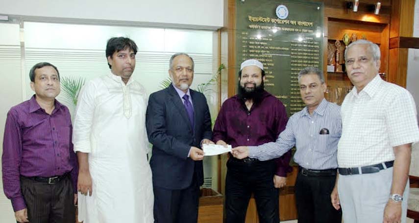 Managing Director of Investment Corporation of Bangladesh (ICB) Md Iftikhar-uz-Zaman handing over a cheque of Tk five lakh to General Secretary of Bangladesh Table Tennis Federation (BTTF) Khandakar Hasan Munir at the ICB office in the city on Monday. ICB