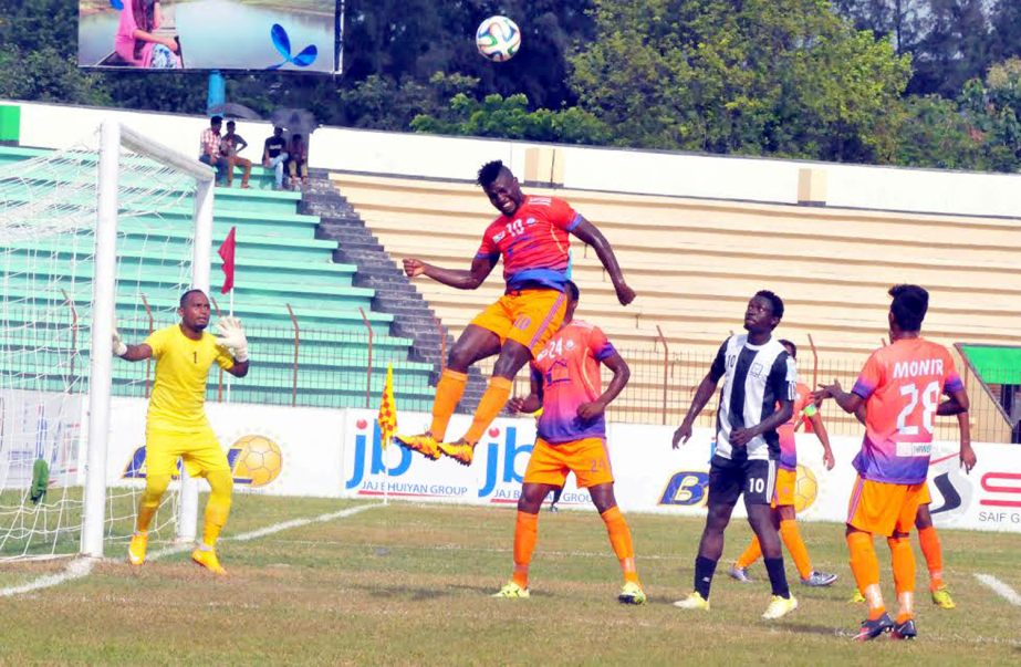 A scene from the match of the JB Group BPL Football between Brothers Union and Arambagh Krira Sangha at the Bir Muktijoddha Rafiq Uddin Bhuiyan Stadium in Mymensingh on Tuesday.