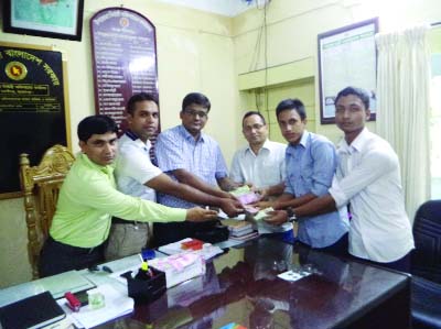 JAMALPUR: Students of Bakshiganj N M High School donating their savings to Abu Hasan Siddiki, UNO for the flood affected people on Tuesday.