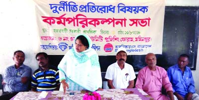 RANGPUR: Chairman of Mominpur Union Sultana Akhter addressing an-anti-corruption planning meeting at Hazrahati Govt Primary School under Sadar upazila on Wednesday.