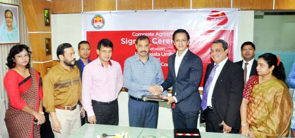 CCC Mayor A J M Nasir Uddin receiving a MoU for users of Robi SIM card from Adil Hossain Nobel, Executive Vice President, Robi Axiata Limited recently.