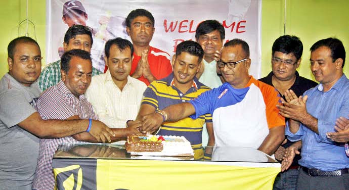 Members of Bengal Tigers, a fan club of Bangladesh National Cricket team receiving Mohammad Ashraful with floral wreath and by cutting cake at a city hotel on Sunday. After three years, Mohammad Ashraful returned to domestic cricket on Saturday last. Moha