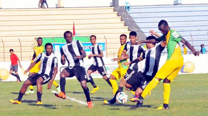 A scene from the match of the JB Group BPL Football between Rahmatganj MFS and Arambagh Krira Sangha at the Bir Muktijoddha Rafique Uddin Bhuiyan Stadium in Mymensingh on Tuesday.