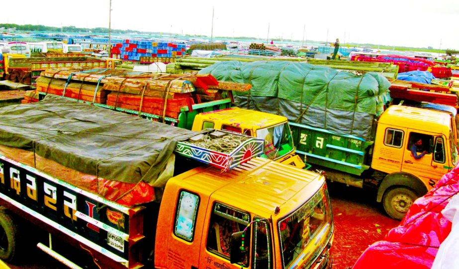 Hundreds of heavy vehicles became stranded near Munshiganj-Shimulia ghat as ferries being stuck and unable to move due to inclement weather on Wednesday.