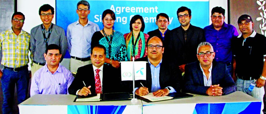 Car Selection signs a deal with Grameenphone on Business Solutions based on mobile communication platform. Sajjad Alam, Head of Enterprise Market of Grameenphone Ltd. and Aslam Serniabat, Proprietor, Car Selection signed the agreement on behalf of their r