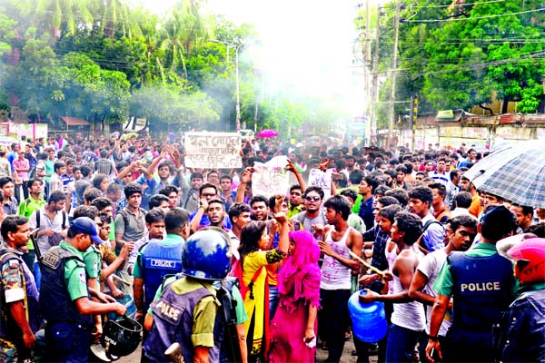 Students of Jagannath University staged demonstration and set fire on the street during strike on Thursday setting up of dormitories on land of old Dhaka Central Jail. Law enforcers trying to quell the violence.