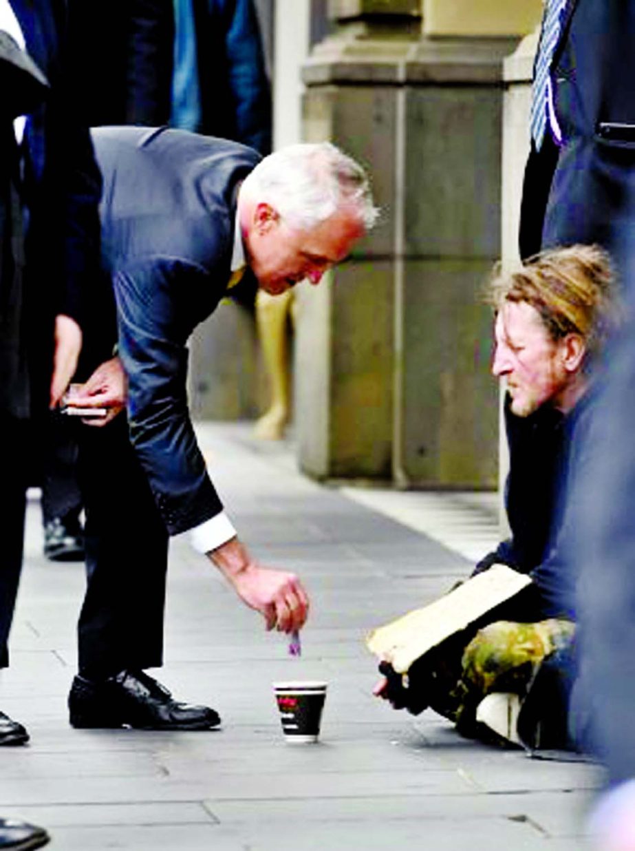 Prime Minister Malcolm Turnbull gives $5 to a beggar in Melbourne.