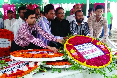 GOPALGANJ (TUNGIPARA): Borhan Uddin Ahmed, Director, Islami Bank Ltd placing wreaths with officials of the Bank on the mazar of Bangabandhu Sheikh Mujibur Rahman in Tungipara marking the National Mourning Day recently.