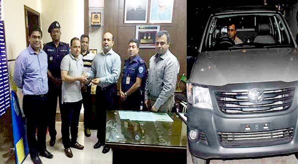 Chief Executive of S.Alam Group handing over the key of Toyota Hilux vehicle to SP, Chittagong Nure Alam Mina on Thursday at latters office premises.