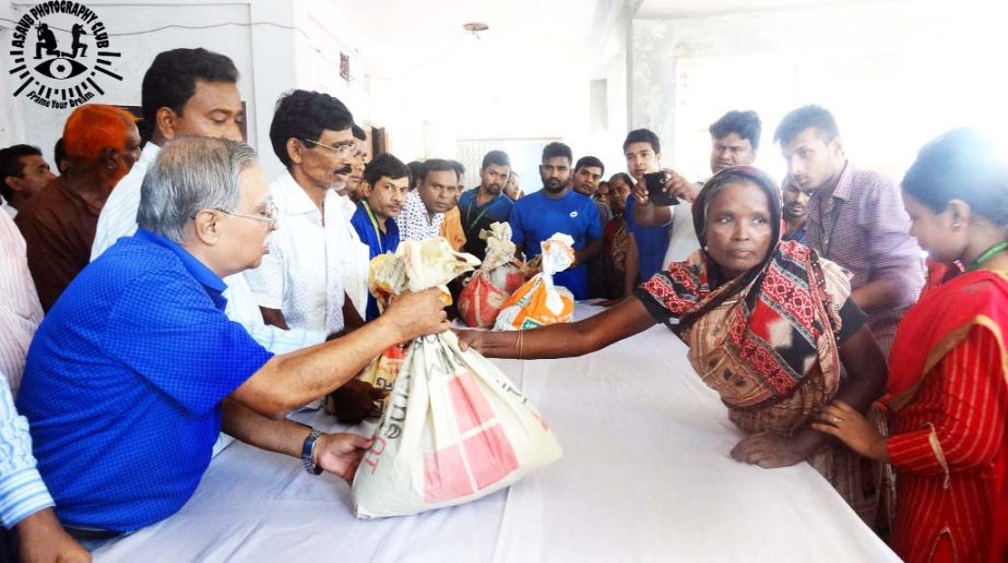 Prof Iqbal Ahmad, Dean, Faculty of Business along with teachers and students of ASA University Bangladesh distributes relief goods among the flood victims of Koliya Union Parishad under Daulatpur Upazila in Manikgonj recently.