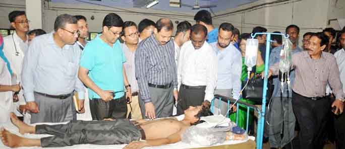 CCC Mayor A J M Nasir Uddin visiting wounded persons in leakage of Dai Ammonia Phosphate (DAP) at Chittagong Medical College Hospital yesterday.