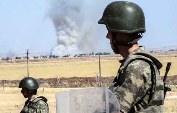 Turkey has shelled Islamic State positions in Syria for a second day, in response to mortar fire from across the border.