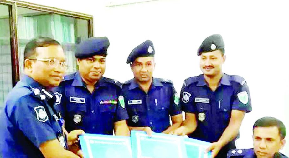 KULAURA(Moulvibazar): Md Mizanur Rahman, DIG, Sylhet Range giving crest and certificate to Officer- in -Charge of Kulaura thana Md Shamsudoha as best OC for the third time at DIG Office recently.