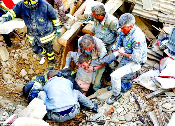 A man is pulled out of the rubble with a large gash in his head following the earthquake in Amatrice. Photo: Internet