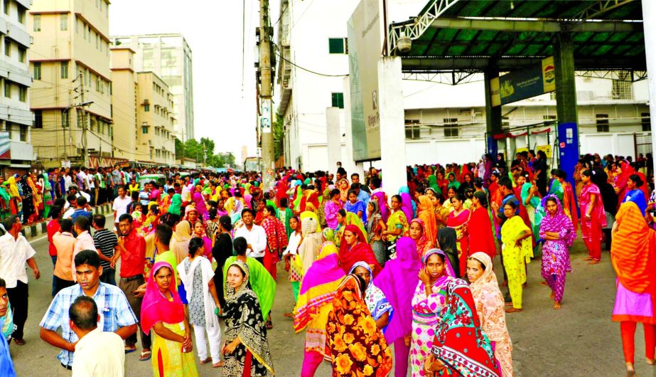 Hundreds of panicked people came out on the streets after a 6.8 magnitude earthquake rocked the country at around 4.40pm on Wednesday. This photo was taken from Gulshan Link Road.