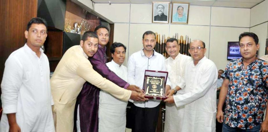 CCC Mayor A J M Nasir Uddin receiving crest from the members of Kuwait Chittagong Samity, Kuwait Awami League and Bangabandhu Parishad at his office on Wednesday.