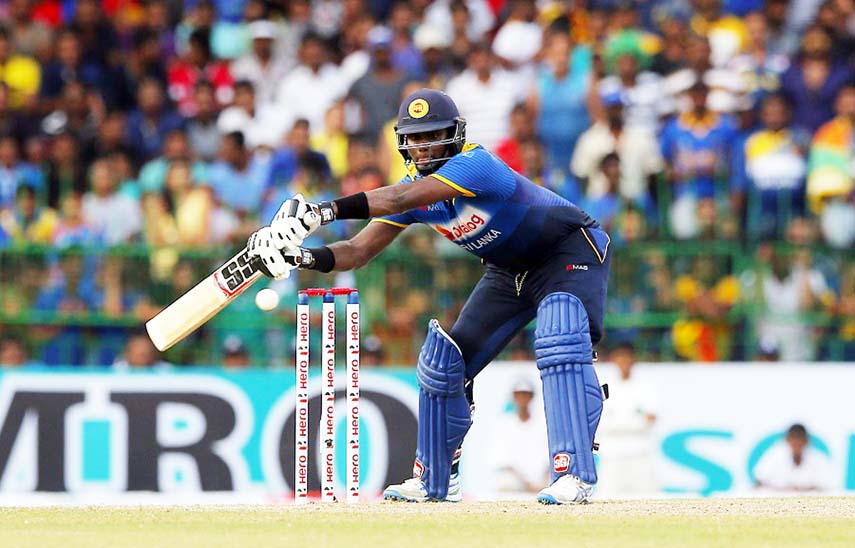 Angelo Mathews awkwardly reaches out for one during 2nd ODI between Sri Lanka and Australia at R Premadasa Stadium in Colombo on Wednesday.