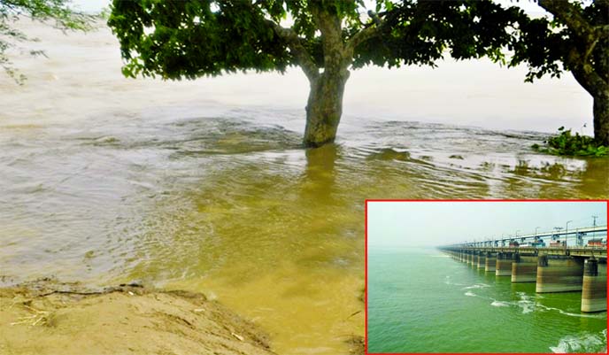 Fresh floods hit districts again as India suddenly opened all the sluice gates of the Farakka Barrage (inset). This photo was taken from Rajshahi Bulanpur area on Friday.