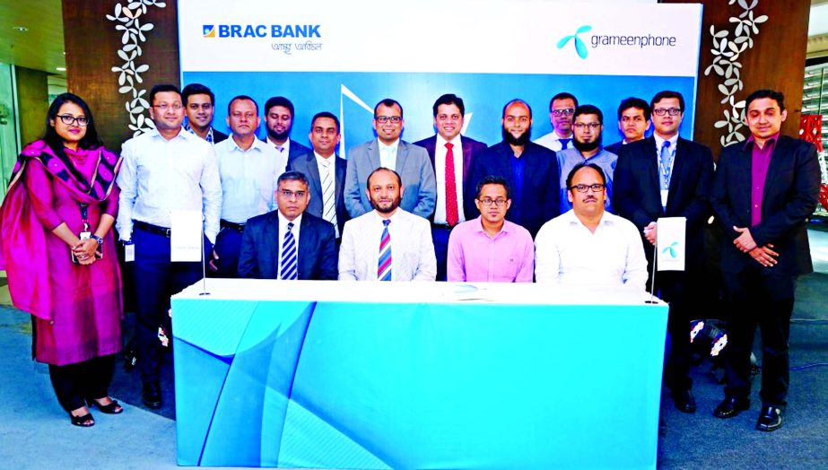 Hasibul Haque, Director and Head of Product Dept of Grameenphone and Abedur Rahman Sikder, Acting Head of Retail Banking Division of BRAC Bank sign an agreement to facilitate GP STAR customers at very attractive rates in the city recently.