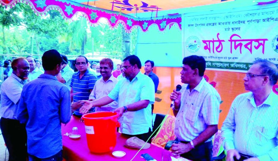 BARAIGRAM (Natore): Md Monjurul Anwar, Joint Chief, Planning Wing, Ministry of Agriculture giving prizes among the farmers as the Chief Guest recently.
