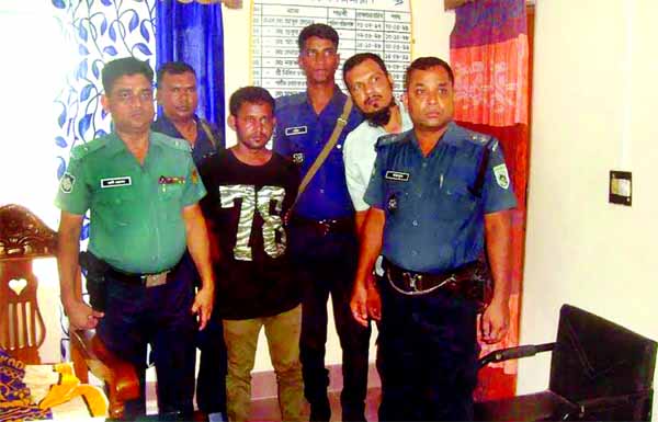 NILPHAMARI: Tailoring shop employee Obaidul (28), the killer of Suraiya Akhter Risha, a student of Class-VIII of Willes Little Flower School and College in Dhaka is seen in police custody in Domar Police Station. A special police team along with RAB membe