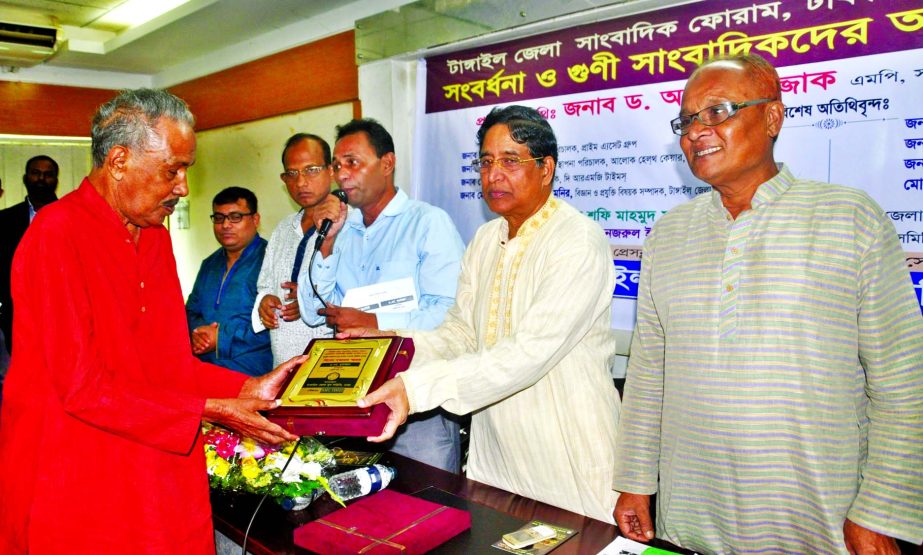 Veteran journalist and Editor of The New Nation A.M. Mufazzal receiving crest of honour from former Minister Dr Abdur Razzak at a reception accorded to the newly elected Executive Committee of Tangail Zila Sangbadik Forum, Dhaka and life long citation giv