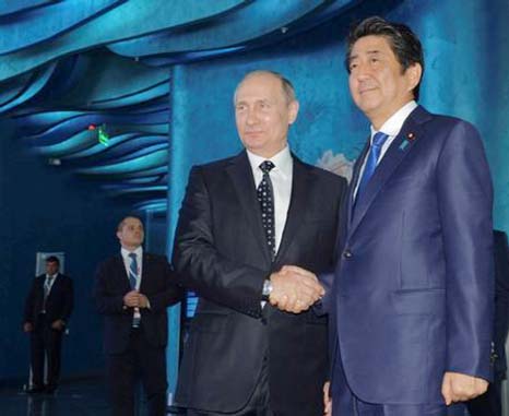 Russian President Vladimir Putin (L) and Japanese Prime Minister Shinzo Abe visit an oceanarium on Russky Island before attending the Eastern Economic Forum in Vladivostok, Russia on Saturday.