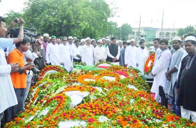 DINAJPUR: People from all walks of life paid tributes to the father of Justice M Enayetur Rahim and Whip of the Jatiya Sangsad Iqbalur Rahim MP Adv Abdur Rahim on Monday.