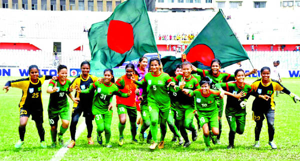 Players of Bangladesh Under-16 Football team celebrate after beating United Arab Emirates in their last group encounter at the Bangabandhu National Stadium on Monday.